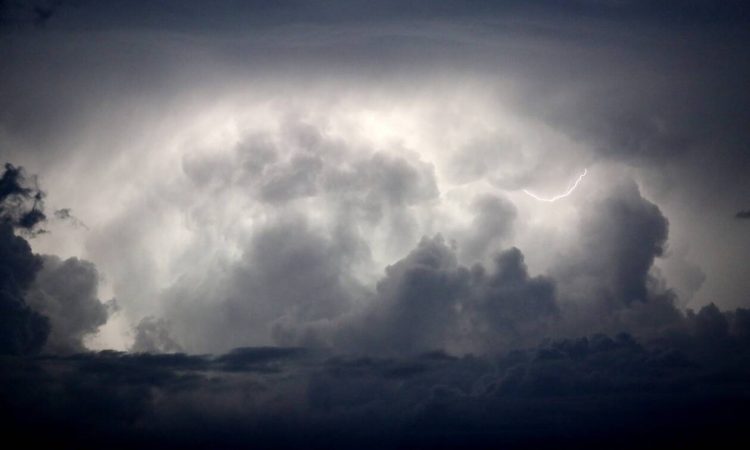 Καιρός: Βροχερή η Πέμπτη – Πού και πότε αναμένονται χιόνια και ισχυρές καταιγίδες