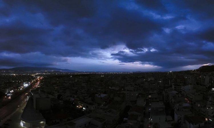 Καιρός: Πλησιάζει νέο ισχυρό σύστημα – Πότε θα φέρει βροχές και καταιγίδες