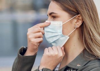 Μήπως τελικά οι μάσκες προστασίας προκαλούν σπυράκια και στα χείλη μας;