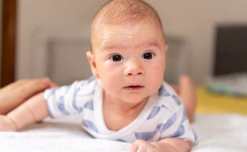 Τα μωρά είναι σημαντικό να περνούν χρόνο μπρούμυτα και αυτός είναι ο λόγος