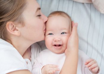 Πότε αρχίζουν τα μωρά να χαμογελούν συνειδητά;