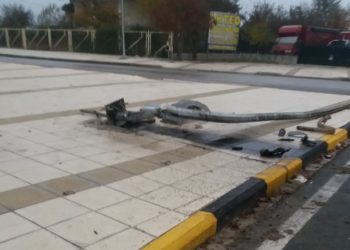 ΙΧ καρφώθηκε σε κολώνα στον κόμβο Τσαγκάδα