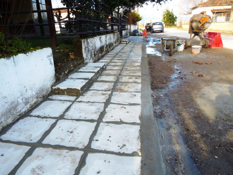 Βελτιώνεται το πεζοδρόμιο στο 32ο νηπιαγωγείο Τρικάλων