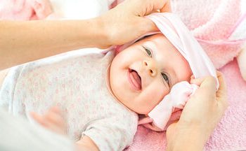 Tips για να ντύσετε εύκολα το νεογέννητο μωράκι σας (vid)