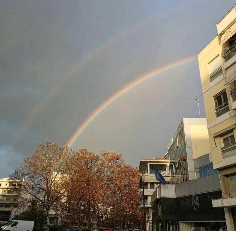 Με τα χρώματα της Ίριδας αποχαιρετούμε το 2020 στα Τρίκαλα-Αίσθημα αισιοδοξίας έφερε το ουράνιο τόξο