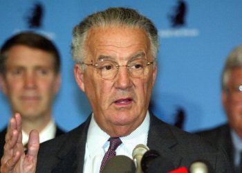 Πέθανε ο Ελληνοαμερικανός πρώην γερουσιαστής Πολ Σαρμπάνης