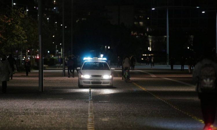Lockdown: H συγκινητική ιστορία της ηλικιωμένης που βγήκε «γιατί ήθελα να δω την Αθήνα στολισμένη»