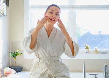 Tips για μαμάδες: Αυτός είναι ο σωστός καθαρισμός προσώπου πριν τον ύπνο