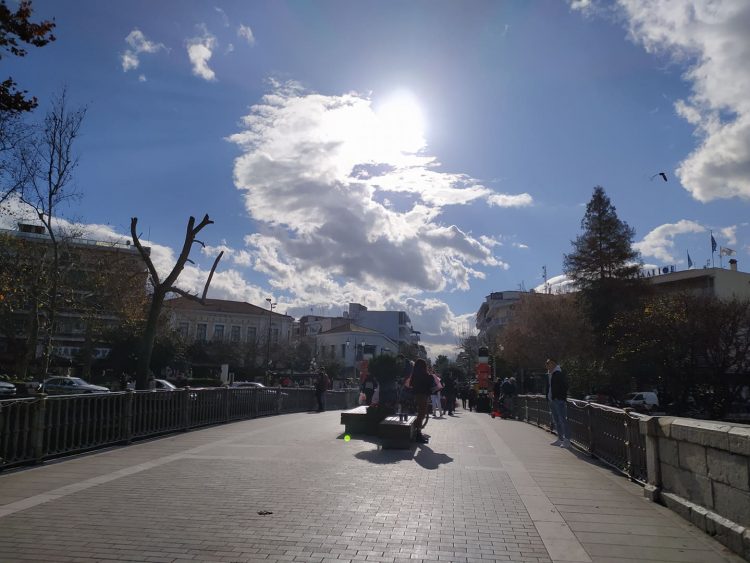 Τελευταίες βόλτες του έτους στα Τρίκαλα-Σαν να μην είχαμε lock down!!!-Πλημμύρισε από κόσμο το κέντρο