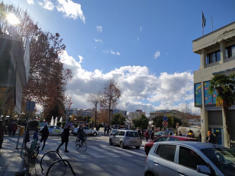 Τελευταίες βόλτες του έτους στα Τρίκαλα-Σαν να μην είχαμε lock down!!!-Πλημμύρισε από κόσμο το κέντρο