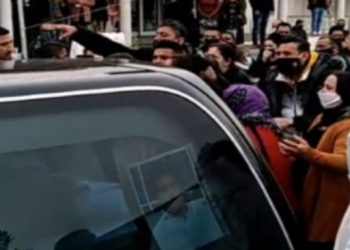 Απίστευτες εικόνες σε κηδεία– Μετέφεραν νεκρό από τα Τρίκαλα στον Βόλο-Πρόστιμα 3.000 ευρώ σε τρεις Ρομά για συνωστισμό