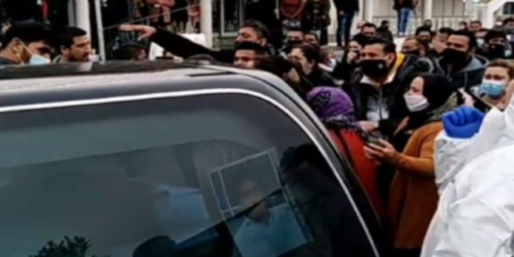 Απίστευτες εικόνες σε κηδεία– Μετέφεραν νεκρό από τα Τρίκαλα στον Βόλο-Πρόστιμα 3.000 ευρώ σε τρεις Ρομά για συνωστισμό