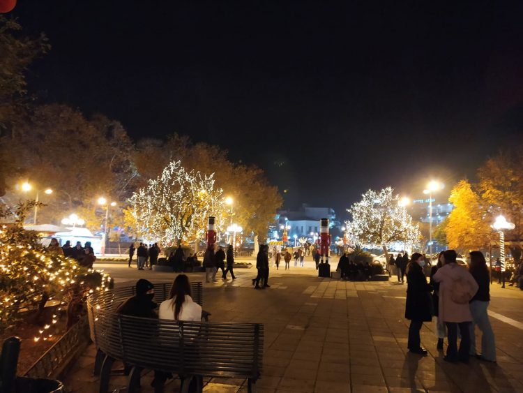 Παραμονή Χριστουγέννων στα Τρίκαλα (λίγο πρίν την απαγόρευση κυκλοφορίας)-Φωτό