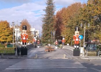 Οι μολυβένιοι στρατιώτες έδωσαν άλλο αέρα στο κέντρο των Τρικάλων (φωτό)