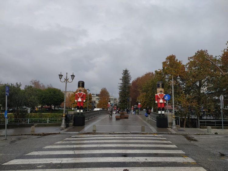 Οι μολυβένιοι στρατιώτες έδωσαν άλλο αέρα στο κέντρο των Τρικάλων (φωτό)