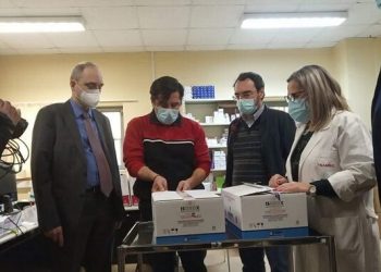 Έφτασαν τα πρώτα 50 φιαλίδια του εμβολίου στο Πανεπιστημιακό Νοσοκομείο Λάρισας