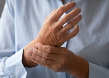 Πόνοι αρθρίτιδας: Οι τροφές που πρέπει να αποφεύγετε για περισσότερη ελευθερία κινήσεων και λιγότερους πόνους
