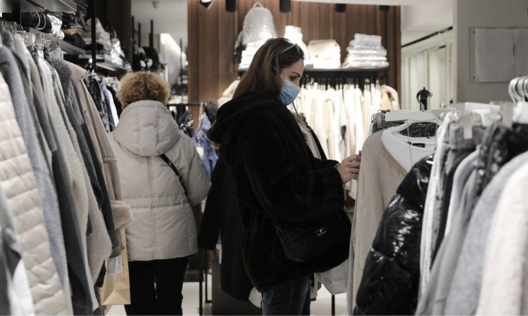 Ανοιχτά τα μαγαζιά την Κυριακή (24/01): Το ωράριο για εμπορικά και σούπερ μάρκετ