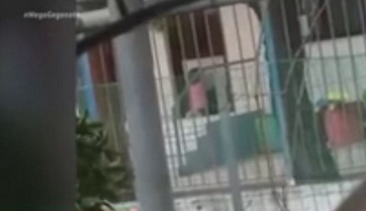 Χαλκίδα: Βίντεο ντοκουμέντο με το παιδί που άφησε στο κρύο η νηπιαγωγός (vid)