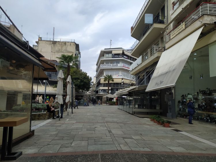 Μεγάλη η κίνηση στο κέντρο των Τρικάλων (εικόνες)