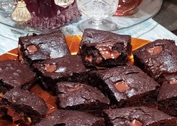 Brownies με καρύδια και κομμάτια σοκολάτας