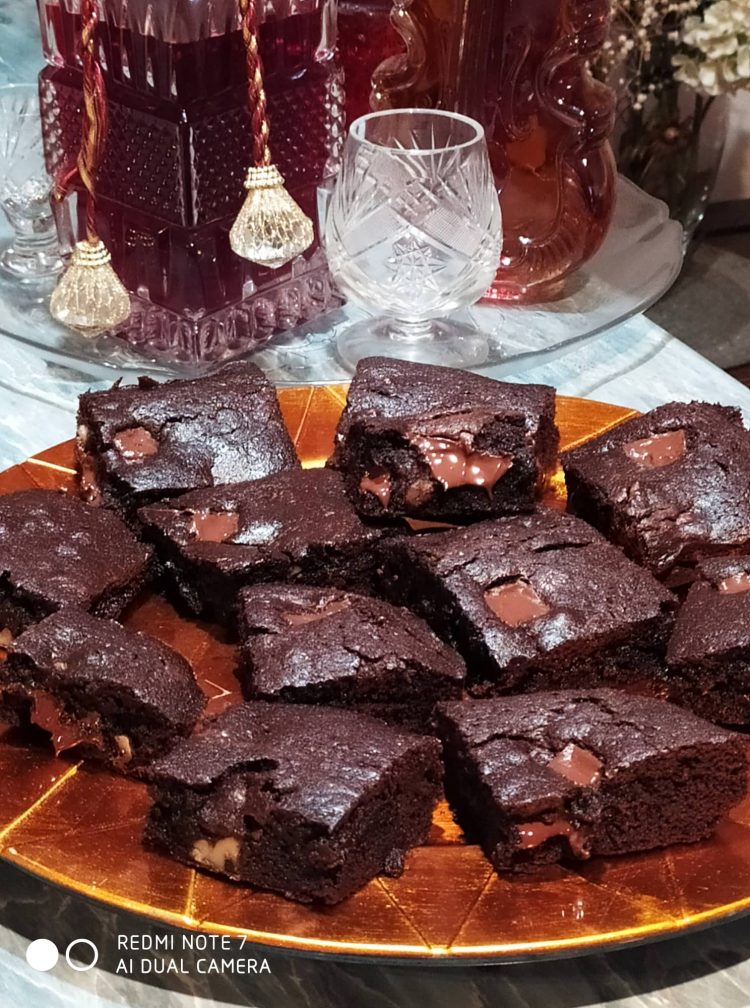 Brownies με καρύδια και κομμάτια σοκολάτας