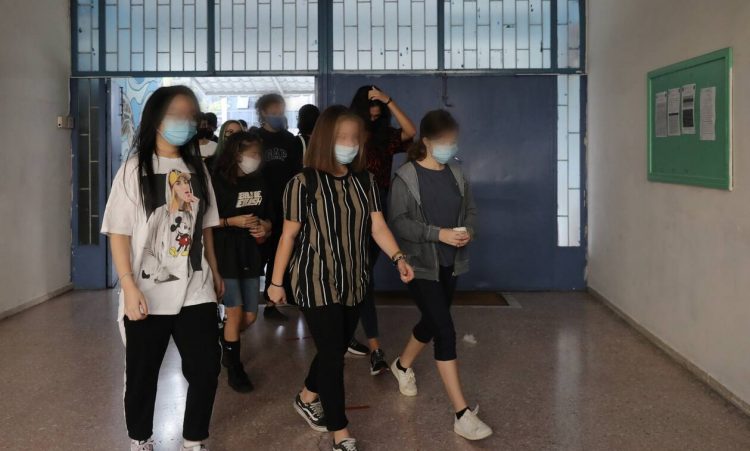Σχολεία: Έτσι θα ανοίξουν Γυμνάσια και Λύκεια – Τι θα γίνει με διαγωνίσματα, βαθμολογίες, απουσίες