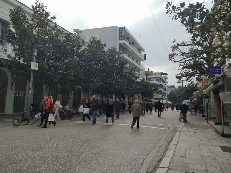 Μεγάλη η κίνηση στο κέντρο των Τρικάλων (εικόνες)