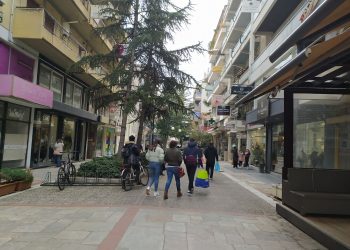 Μεγάλη η κίνηση στο κέντρο των Τρικάλων (εικόνες)