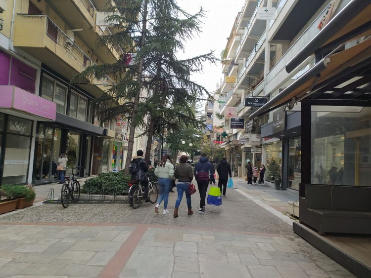 Μεγάλη η κίνηση στο κέντρο των Τρικάλων (εικόνες)