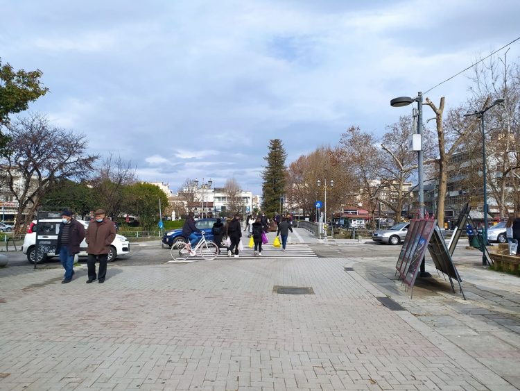 Μεγάλη η κίνηση στο κέντρο των Τρικάλων (εικόνες)