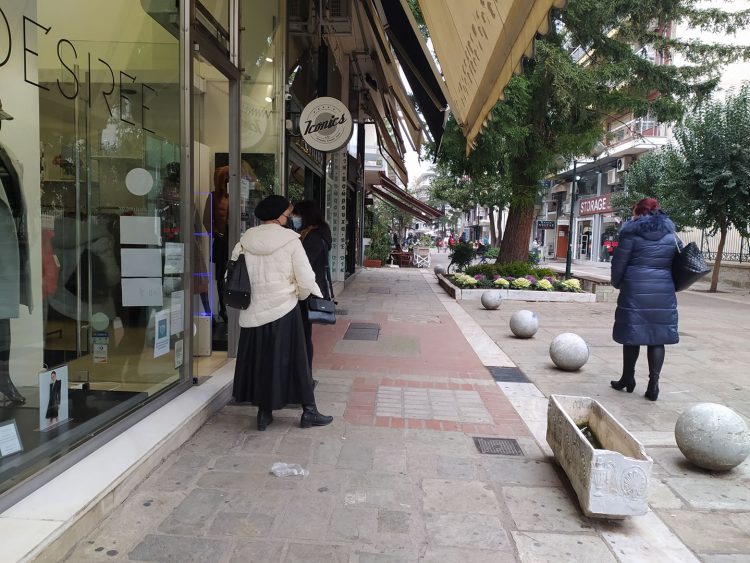 Μεγάλη η κίνηση στο κέντρο των Τρικάλων (εικόνες)