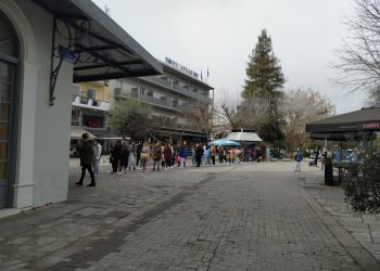 Μεγάλη η κίνηση στο κέντρο των Τρικάλων (εικόνες)