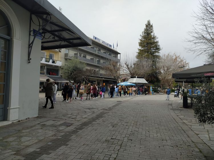 Μεγάλη η κίνηση στο κέντρο των Τρικάλων (εικόνες)