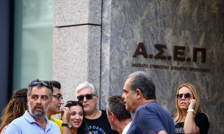 Η υποβολή των δικαιολογητικών στο ΑΣΕΠ για την πρόσληψη 2.909 εργαζομένων σε δήμους όλης της χώρας ξεκινά τα επόμενα 24ωρα. Τα δικαιολογητικά θα υποβληθούν προκειμένου να καταρτιστούν οι προσωρινοί πίνακες κατάταξης και διοριστέων για την πλήρωση με σειρά προτεραιότητας 2.909 θέσεων τακτικού προσωπικού Πανεπιστημιακής, Τεχνολογικής, Δευτεροβάθμιας και Υποχρεωτικής Εκπαίδευσης σε Ο.Τ.Α. α΄ βαθμού της Χώρας (Υπουργείο Εσωτερικών), σύμφωνα με την προκήρυξη Α.Σ.Ε.Π. 4Κ/2020 (ΦΕΚ 15/18.05.2020, Τεύχος Προκηρύξεων Α.Σ.Ε.Π.), Το ΑΣΕΠ καλεί τους υποψήφιους που προηγούνται με βάση τη συνολική τους βαθμολογία, σύμφωνα με τα δηλωθέντα στην ηλεκτρονική τους αίτηση στοιχεία, να αποστείλουν συστημένη επιστολή στη διεύθυνση: Α.Σ.Ε.Π. Υποβολή Αίτησης και Δικαιολογητικών για την Προκήρυξη 4Κ/2020 Τ.Θ. 14308 Αθήνα Τ.Κ. 115 10 σε φάκελο μεγέθους Α4, ή σε ειδικό φάκελο Α.Σ.Ε.Π. POST (που διανέμεται από τα ΕΛΤΑ), τα ακόλουθα δικαιολογητικά: Συμπληρωμένη και υπογεγραμμένη την εκτυπωμένη μορφή της ηλεκτρονικής αίτησης συμμετοχής στη διαδικασία. Φωτοαντίγραφο των δύο όψεων του ατομικού δελτίου ταυτότητας ή της σχετικής προσωρινής βεβαίωσης της αρμόδιας αρχής. Τα απαραίτητα, κατά περίπτωση, δικαιολογητικά με τα οποία αποδεικνύονται τα προσόντα, κριτήρια ή οι ιδιότητες που επικαλούνται οι υποψήφιοι με την αίτηση συμμετοχής τους (Παραρτήματα Β΄, Γ΄, Δ΄ και Ε΄ της Προκήρυξης). Η προθεσμία υποβολής της εκτυπωμένης μορφής της ηλεκτρονικής αίτησης με τα επισυναπτόμενα δικαιολογητικά αρχίζει στις 7 Ιανουαρίου 2021 ημέρα Πέμπτη και λήγει στις 20 Ιανουαρίου 2021 ημέρα Τετάρτη. Το εμπρόθεσμο της ταχυδρομικής αποστολής αυτών κρίνεται με βάση την ημερομηνία της ταχυδρομικής σήμανσης.