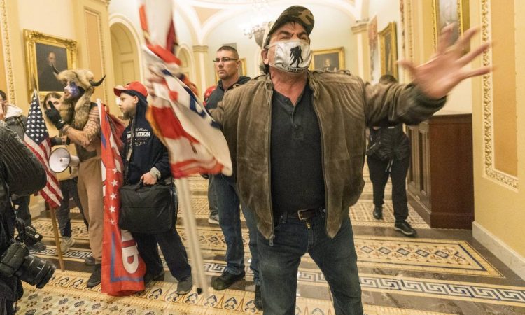 ΗΠΑ: Οι εικόνες που σόκαραν τον πλανήτη – Ποιοι πρωταγωνίστησαν στην εισβολή στο Καπιτώλιο