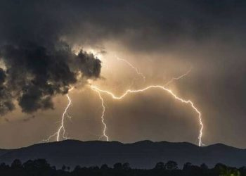 Σφοδρή κακοκαιρία προ των πυλών: Καταιγίδες, χαλάζι και θυελλώδεις άνεμοι