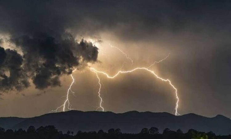 Σφοδρή κακοκαιρία προ των πυλών: Καταιγίδες, χαλάζι και θυελλώδεις άνεμοι