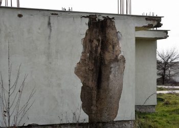 29 χρόνια στη λήθη οι Ελληνοπόντιοι της Φαρκαδόνας-Τα σπίτια σαπίζουν και οι οικογένειες μένουν σε κοντέινερ