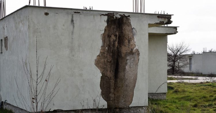29 χρόνια στη λήθη οι Ελληνοπόντιοι της Φαρκαδόνας-Τα σπίτια σαπίζουν και οι οικογένειες μένουν σε κοντέινερ
