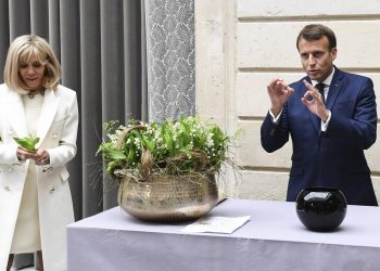 Γαλλία:  Εμανουέλ και Μπριζίτ Μακρόν έδωσαν 600.000 για λουλούδια στο Ελιζέ