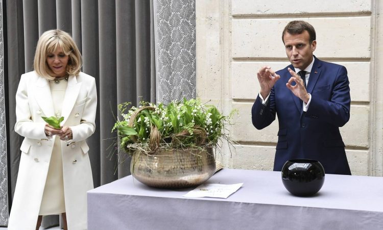 Γαλλία: Εμανουέλ και Μπριζίτ Μακρόν έδωσαν 600.000 για λουλούδια στο Ελιζέ