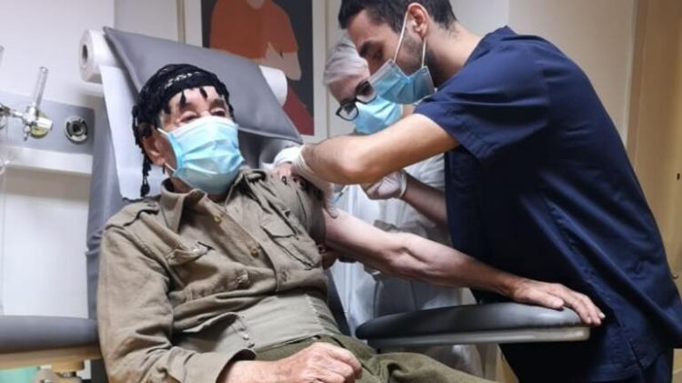 Από τον Ψηλορείτη στο νοσοκομείο για να εμβολιαστεί ο 100 ετών κ. Ανδρόνικος