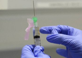 Κορονοϊός: Σάλος σε νοσοκομείο  – Εργαζόμενος κατέστρεψε επίτηδες εκατοντάδες εμβόλια