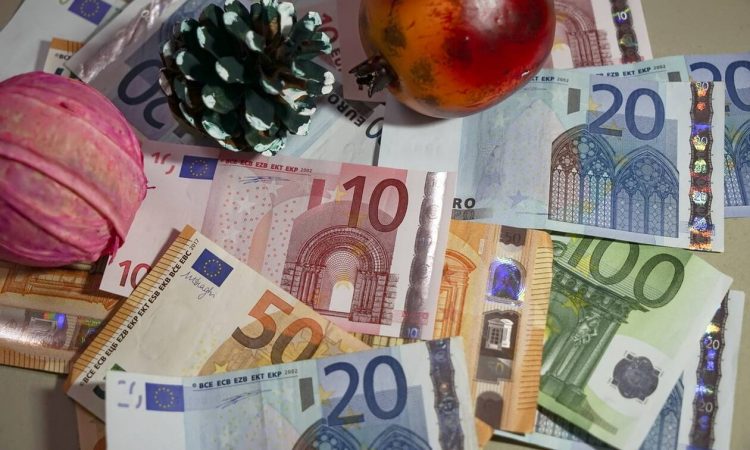 Δώρο Χριστουγέννων – Επίδομα 534 ευρώ: Πληρωμές σήμερα σε περισσότερους από 750.000 δικαιούχους