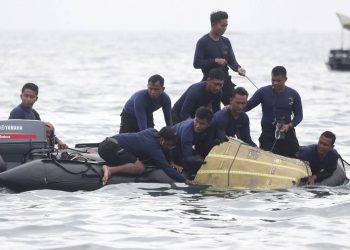 Ινδονησία: Τα πρώτα υποβρύχια πλάνα από τα συντρίμμια του Boeing 737-500 που συνετρίβη