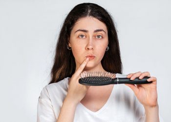 Πώς να καθαρίσετε εύκολα τις βούρτσες των μαλλιών σας