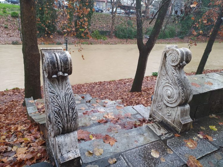 Φούσκωσαν τα ποτάμια των Τρικάλων