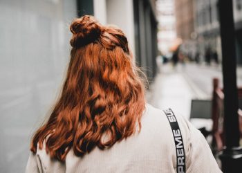 Τι θα συμβεί στα μαλλιά σου αν σε πιάσει η βροχή και δεν έχεις… ομπρέλα;