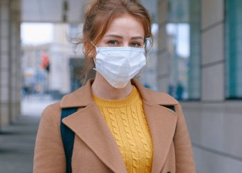 Αυτό είναι το μυστικό για να μη φεύγει το κραγιόν κάτω από τη μάσκα σου
